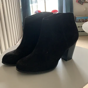 Stövletter  - Svarta Stövletter från old navy. Vet tyvärr inte storlek, men passar nog en 37-38. Kan skickas men köparen står då för frakten. ✨ kolla gärna in mina andra annonser! 