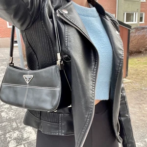 Skinnjacka - Knappt använd svart skinnjacka från Vero Moda! Nästan som ny och en perfekt vårjacka!❣️