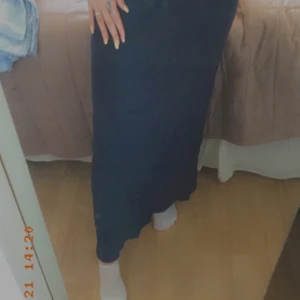 Tuff unik vintage kjol - Svart kjol i tjockare tyg, den är ifrån min mamma så den är vintage!! De är en rak modell och jag är 173cm. Storlek M men jag kan ha den utan problem som är xs-s i vanliga fall. Passar även M då tyget är stretchigt! 🎉