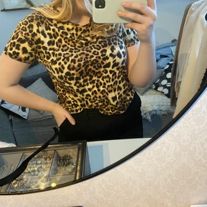 Leopard t-shirt från Lager 157 i storlek XS/S - Leopard t-shirt från Lager 157 i storlek XS/S passar även M 🤎 säljer för 15kr + eventuell frakt 