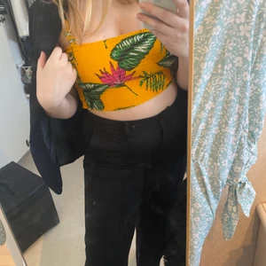 Söt gul mönstrad topp från Nelly i storlek L💛 - Mönstrad topp med strech och nyts på axeln. Från Nelly i storlek L. Säljer för 20kr + frakt