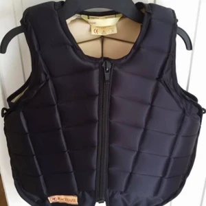 Ridväst  - Ridväst från racesafe i ny skick använd få tal gånger. Säljer pgr av att den är för liten. Storlek: barn L. Ny pris: 2400, mitt pris 1500 ☺️ Kan skickas men hellst mötas upp. Köparen står för frakten. 👏🏻 pris kan diskuteras 