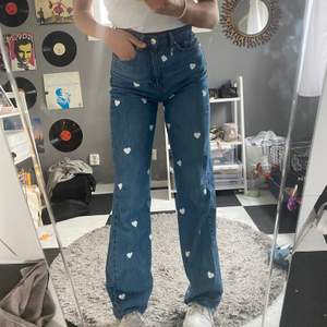 INTRESSEKOLL på dessa snygga jeans!! Jag har strykt på hjärtan själv. Byxorna är köpta för 400kr och jag säljer de inte under 200 ❤️ Skriv till mig vid intresse eller frågor.