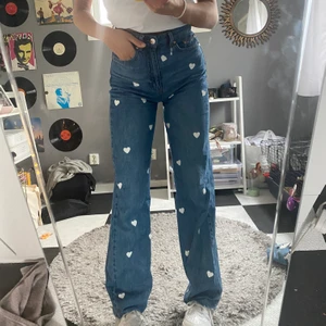 Vida jeans med 🤍 på - INTRESSEKOLL på dessa snygga jeans!! Jag har strykt på hjärtan själv. Byxorna är köpta för 400kr och jag säljer de inte under 200 ❤️ Skriv till mig vid intresse eller frågor.