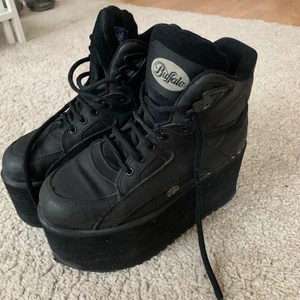 Svarta Buffaloes  - Jätte snygga svarta Buffaloes i bra skick som inte passar mig längre! 