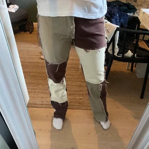 Jaded london jeans - Skitcoola patchwork jeans från jaded london. Jag är 170 och de är långa på mig samt en skön passform. Köparen får stå för frakten:) 