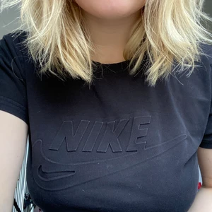 Nike t-shirt - Go Nike t-shirt, köpt på secund hand i Ysta🖤 skulle säga att den sitter som ett S-M i storlek och inte XL som de står🖤 Säljer tröjan för att den sällan kommit till användning🖤 Köpten står för frakt 