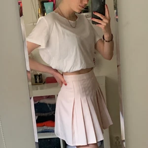 Tenniskjol/plisserad kjol - Gullig helt oanvänd ljusrosa kjol från Gina Tricot som passar perfekt till sommaren! Dock är den för stor i midjan för mig vilket gör att jag måste hålla i kjolen för att den ska sitta snyggt vilket man kan se på bilderna. På sista bilden kan man se hur den ser ut bak. Storlek 36, jag brukar oftast har 34/xs i kjolar💕💕