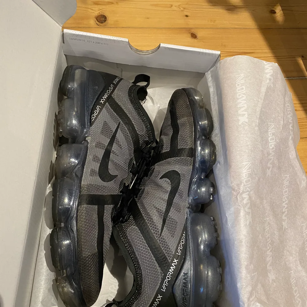 Vanliga nike vapormax i storlek 42.5 använda fåtal gånger så nästan nyskick! Hör av er om ni vill ha fler bilder :). Skor.