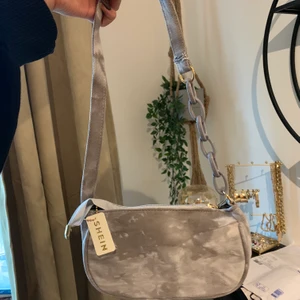 Grå väska 🌪 - Liten grå väska i tyg, aldrig använd 🤍