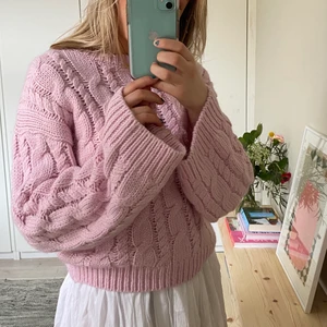 Rosa stickad tröja - Perfekta vår/sommar stickade tröjan! Otroligt gosig och härlig färg! Oanvänt skick! Passar så bra till klänning, kjol eller jeans! Perfekt längd och fina utsvängda armar! Nypris:500kr! Det står xxs men jag tycker den är som en S🌸🌸🌸🌸🌸