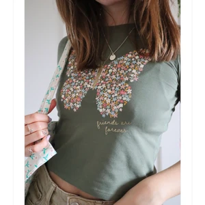 Baby Tee - Säljer min vintage baby tee. Köpt på barnavdelningen men skulle säga att den passar xs/s. Den är något tajt kring armarna men inget man tänker på så mycket, annars toppen!🌻 Knappt använd. Köparen står för frakt. Använder swish.