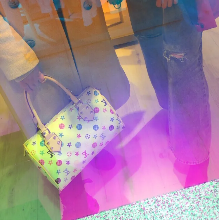 En superfin kopia på Louis Vuitton iconic väska med färgglatt mönster 💕💘 Så snygg, fin kopia som är stabil och som ny! Ganska stor, kan bära en hel del ✨ Jättefint skick, knappt använd, väldigt fräsch inuti 🎀💚💙. Väskor.