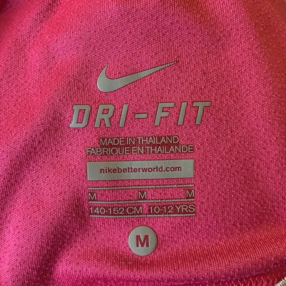 Snygg Nike tröja i grått och rosa 💕 strl 140-152 men sitter som en xxs/xs💕 köparen står för frakt!. T-shirts.