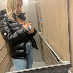 Moncler maya - Intressekoll på min moncler maya, endast använd under 3 månader. Kvitto finns och de går att skanna i jackan och märket. Dvs garanterat äkta. Minst 6000 hör av er vid frågor❤️👌🏽storlek 0 motsvarar xs. Funkar att ha Hoodie under