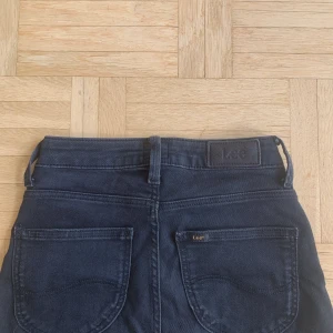 Fina skinny jeans från Lee - Jätte fina svarta jeans från Lee, använda några gånger men ändå fint skick. Litet mini hål längre ner på benet som du kan se på bild 3, annars jätte fina !