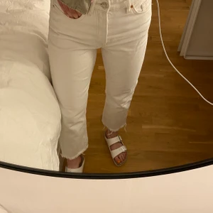 Vita jeans Zara - Ett par superfina jeans från zara, perfekta nu till våren/sommaren. Storlek 36, använd fåtal gånger, väldigt bra skick!
