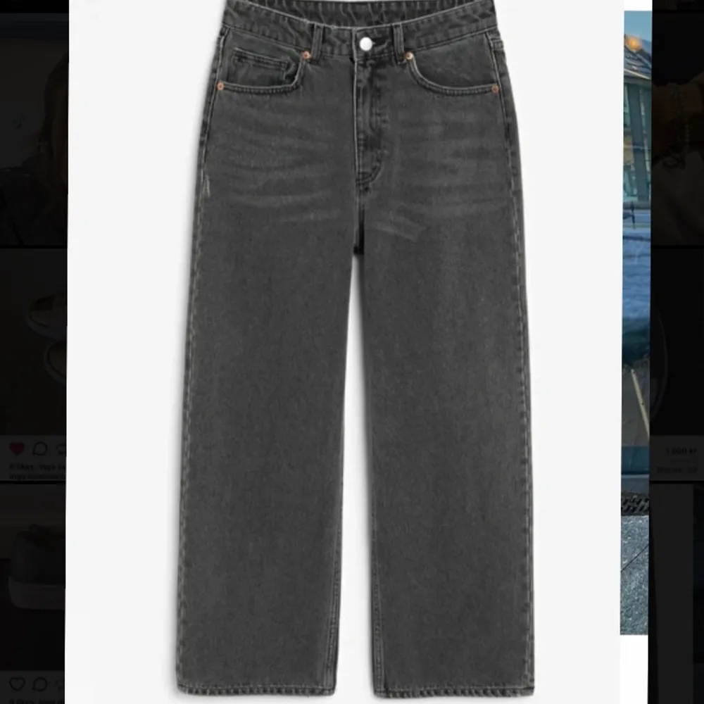 Säljer dessa gråa jeans från Monki i modellen mozik. Lite kortare nertill, slutar vid anklarna, supersnygga till sommaren☺️. Jeans & Byxor.