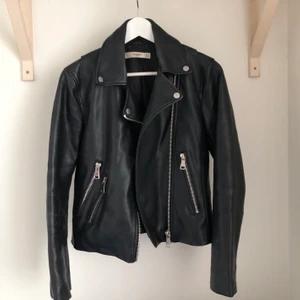 Skinnjacka från Mango - Skinnjacka från Mango. Bra skick, använd fåtal gånger. I storlek S, passar både XS och S skulle jag säga.