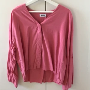 Rosa tröja från Weekday - En super söt tröja från Weekday i strl XS men stor i storleken. Säljer då den inte kommer till användning. Lite större i armarna 💕 