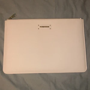 Ideal of sweden datorfodral  - Ett ljusrosa datorfodral som passar MacBook (har inte testat med andra datorer), säljer pga jag har köpt ett annat fodral och därav inte kommit till användning. Säljer för 100 + 62kr frakt