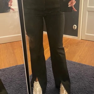 Byxor med slits  - Storlek M