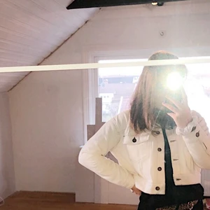 Zara jeansjacka  - Säljer denna sjukt fina croppade jeansjackan, sparsamt använt. Skriv för fler bilder