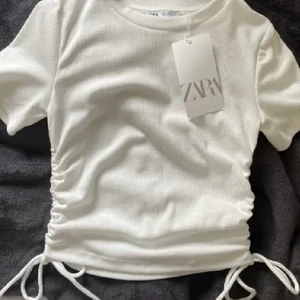 T shirt från zara i storlek S - Aldrig använd och endast testad. Säljer denna för 100kr+frakt.