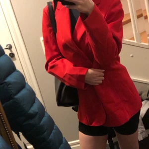 Kavaj  - Röd kavaj säljes, går att styla till en riktigt snygg cool outfit, bra kvalitet knappt använd(köparen står för frakt, funkar för både kille och tjej. Storlek medium