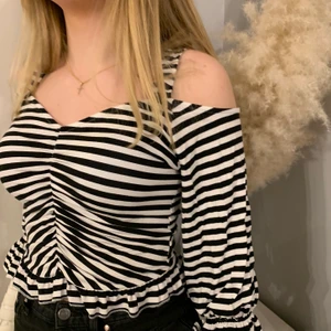 Topp gina  - Fin topp från gina. Säljer pga att jag aldrig använder denna och inte känner att den är min stil längre💘