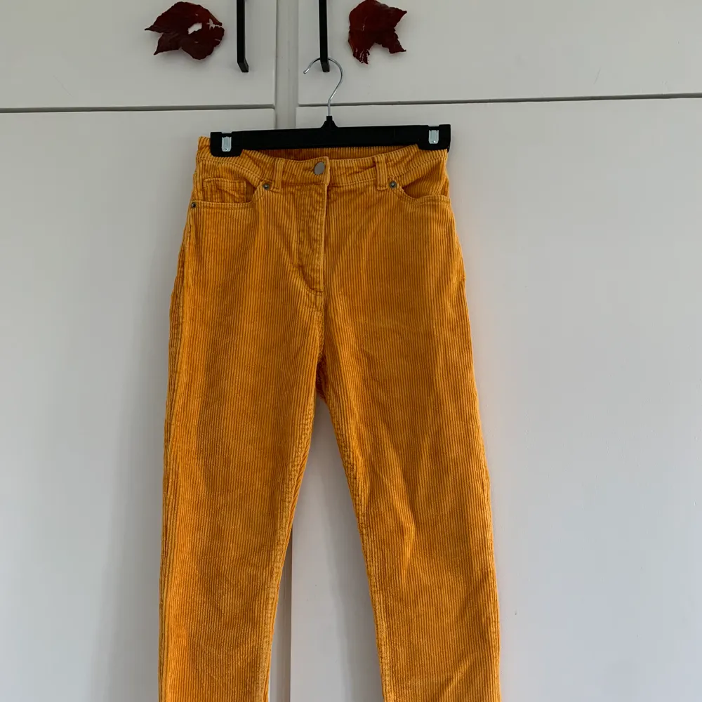 Gula jeans i manchester material. Från Monki, stl 34. Använda endast en gång ✨ . Jeans & Byxor.