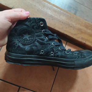 Snygga Converse all star strl 38 - Svarta Paisley mönstrade. I använt men gott skick. Samfraktar gärna så kika in mina övriga annonser!🤍