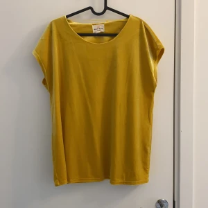 T-shirt - Gul t-shirt