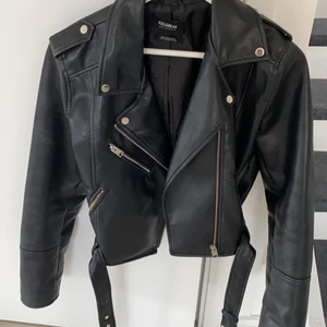 Skinnjacka  - Säljer denna Skinnjacka från Pull&Bear. Den är använd men i bra skick! Storlek XL men passar xs-m beroende på hur man vill att den ska sitta! 💕 Möts upp annars står köparen för frakt! Skriv privat vid frågor 💕