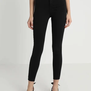 molly jeans från gina tricot  - Säljer dessa skinnyjeans från gina tricot för att de inte är min stil längre. De är i bra skick. Skicka privat för fler bilder. (priset är exkl frakt men kan tänka mig att gå ner i pris vid snabb affär) 