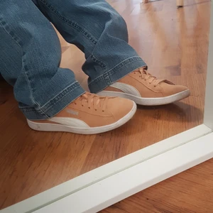 Perfekta puma skor. - Skit snygga peach färgade puma skor. Inte alls använda ute hade dem några gånger som inneskor i skolan för dem va Verkeligen så sköna. Säljer direkt för 150 kr. Perfekt skick.