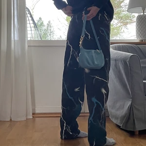 Byxor - As fina jeans som köptes för 499 säljer för 299, för stora i midjan för mig annars fina och mode med 90’s jeans✨