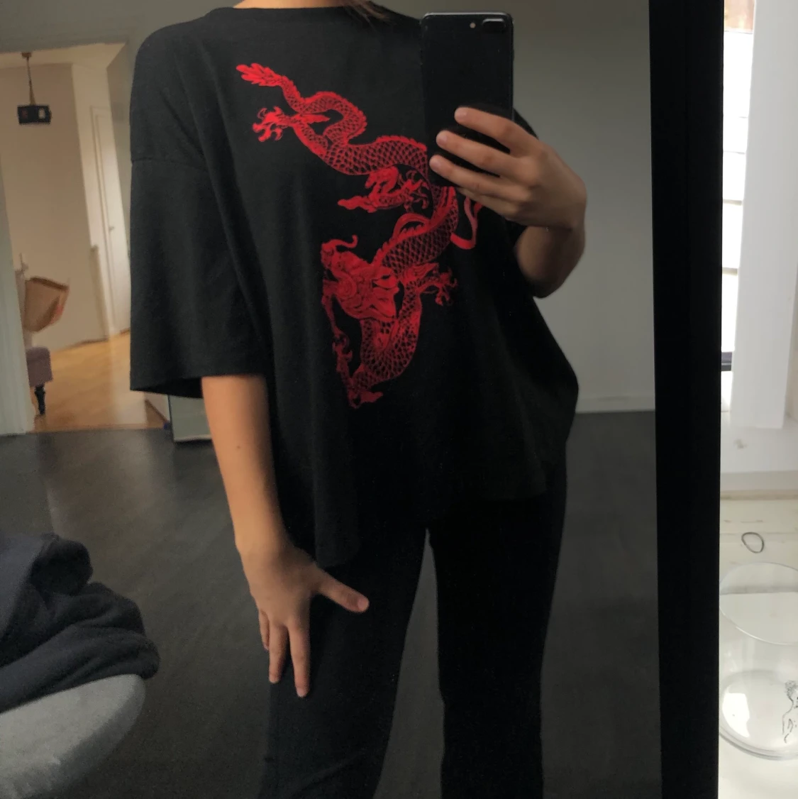 Svart t-shirt med röd drake  - 90