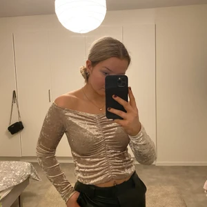 Rosa samet tröja  - En söt rosa tröja som skimmrar lite