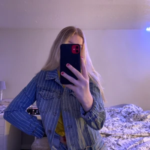 Randig jeansjacka! - Cool randig jeansjacka från New Yorker! Priset kan diskuteras och köparen står för frakten:)