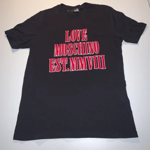 Love Moschino T-shirt  - riktigt fet moschino tshirt i storlek M(true-to-size) knappt använd. org pris 1100. Skriv för mer bilder, buda på.