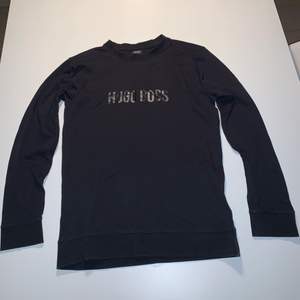 Tunn Hugo Boss sweatshirt i 9/10 skick, använt den 2-3 ggr. Storlek M(true-to-size). Skriv för mer bilder, buda på.