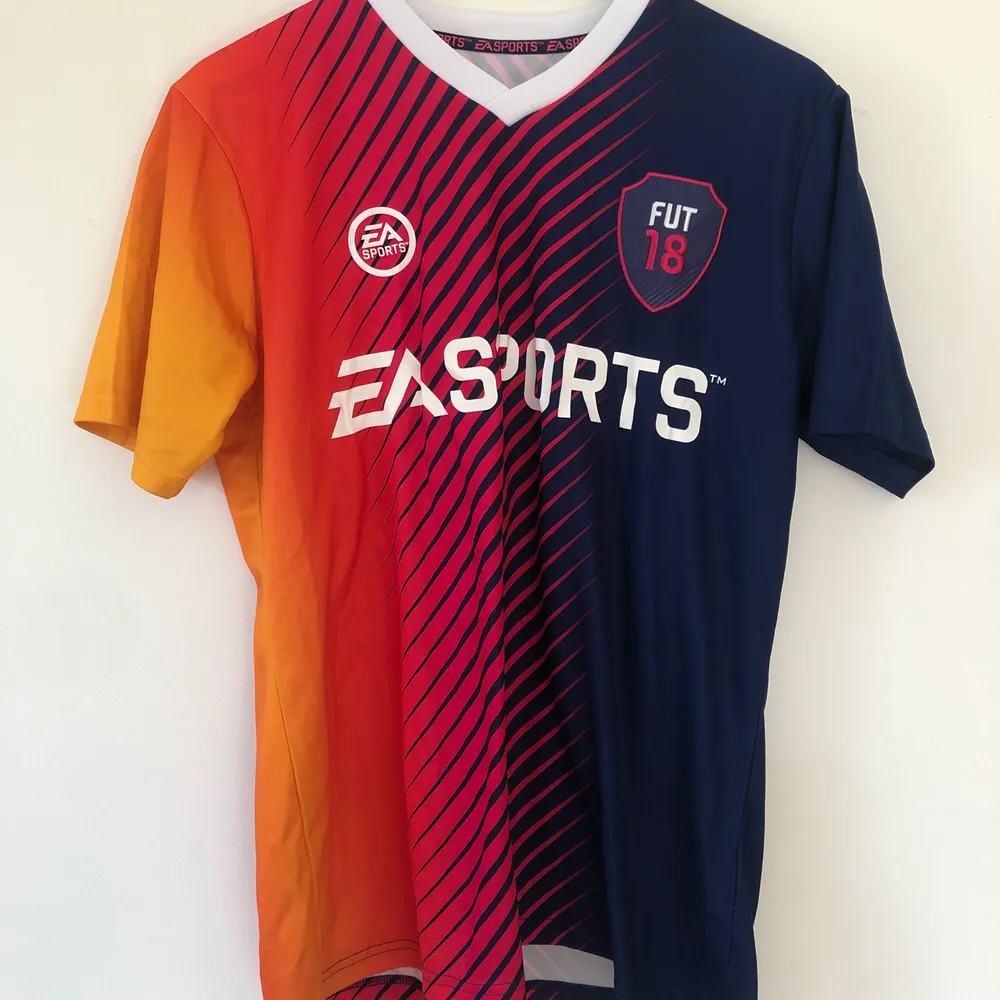 En cool träningströja från EAsports. Nr 18, FIFA tröja. . T-shirts.