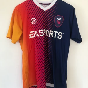 Fotbollströja - En cool träningströja från EAsports. Nr 18, FIFA tröja. 