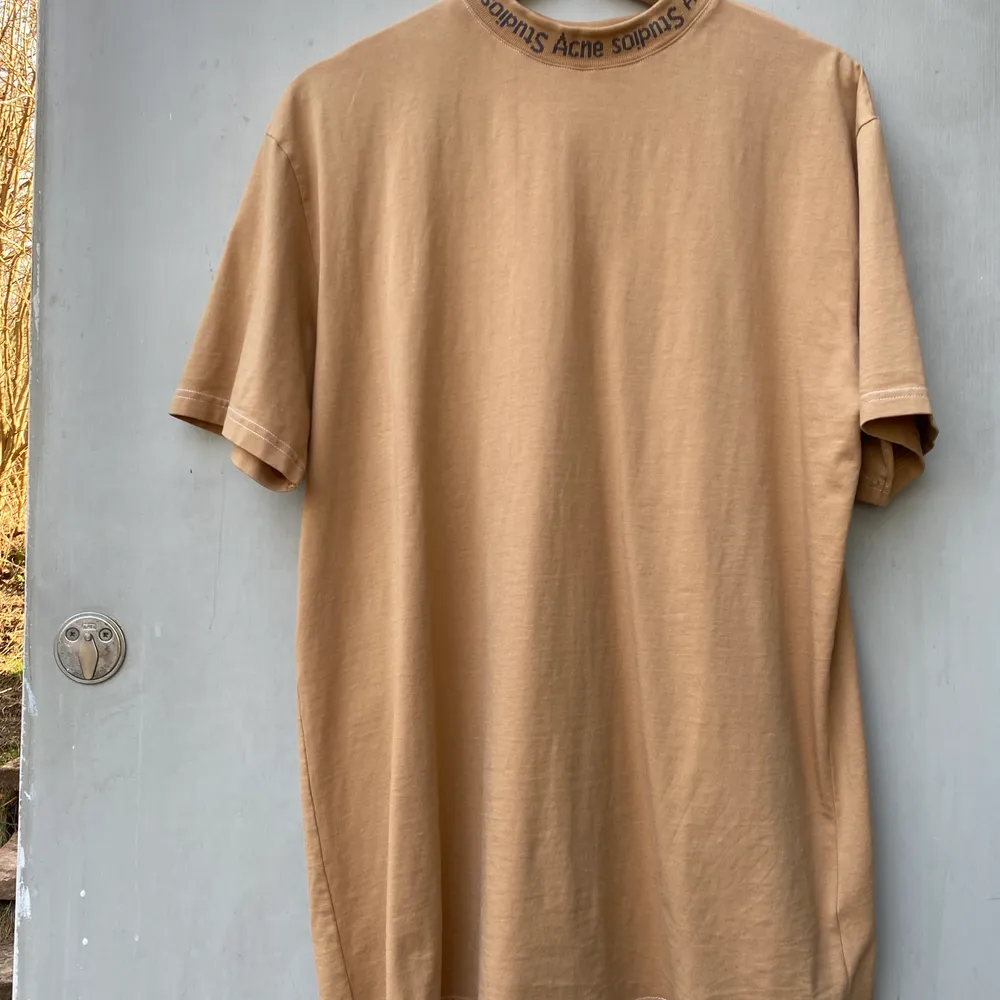 Acne tröja använd 1-2 gånger markerad som Small men passar som en oversized Small eller Medium. T-shirts.