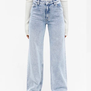 Monii ljusblå yoko jeans - Säljer dessa byxorna från monki, pma för egna bilder! De är i bra skick men använder de inte längre, men de är inte använda så många gånger. Kan sänka pris vid snabbt köp, men gäller endast vid snabbt och smidigt köp! 💗