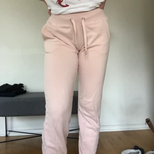 Rosa mjukisbyxor - Har fickor och snörning i midjan, bra skick