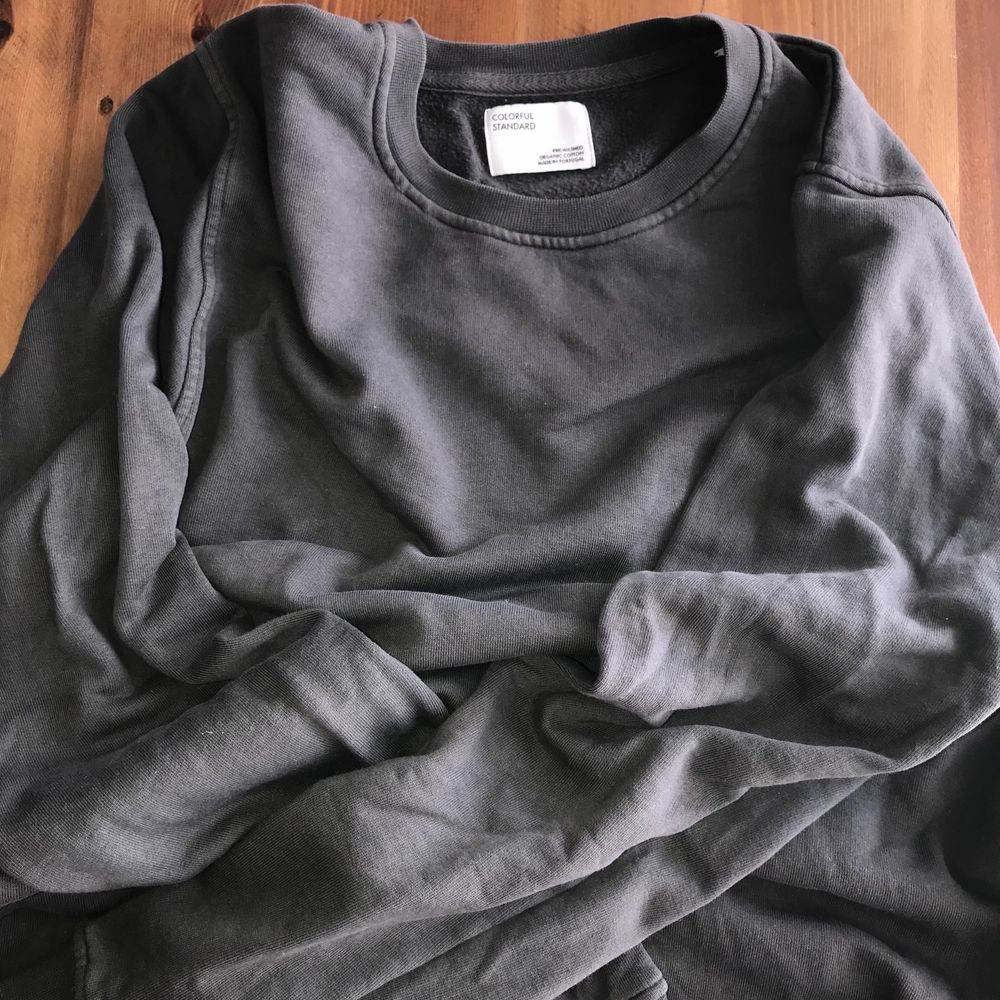 Nypris 600kr. Worn 3ggr. A classic sweatshirt made from 100% organic cotton. The outside is densely knitted for a smooth feel and clean look while the inside is brushed for a soft and comfortable feel. The color is garment-dyed into the fabric giving it a livelier look and long-lasting color fastness. Pre-washed, so it won’t shrink or twist despite how many times you wash it. Made to last in a sustainable manner at our factory in Barcelos, Portugal. Environmentally Friendly Dye - Oeko-Tex®. PETA Approved Vegan. Anti-pilling. Hand washed then line dried, NOT machine dried. Gently used excellent used condition. No fading, loose stitching, holes, tears, rips, stains, snags. Smoke and pet free storage space. No other flaws to note. Happy to bundle. Will gladly take more pics. Disclaimer: Please expect some general wear in all secondhand pre-owned items as they have lived a previous life, so do not expect a mint item. **TRACKED SHIPPING VIA POSTNORD**. Huvtröjor & Träningströjor.