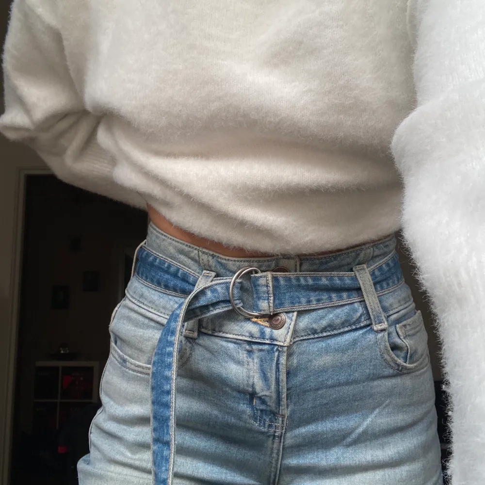 Superfina mom-jeans från hollister. Ljusblå, högmidjade och tillhörande skärp som är en väldigt snygg detalj!!!🦋🦋🦋. Jeans & Byxor.