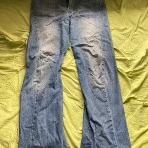 Vintage Levis jeans - Vintage vida/bootcut levis jeans i storlek 31/32   Vet inte vilken modell men de är ganska lösa jeans Köpare betalar frakt